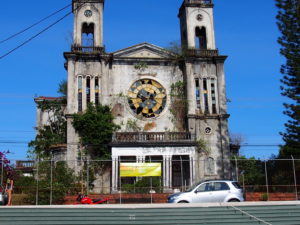 This once glorious edifice is now a rotting hulk. It anchors the central plaza in Puriscal, blighting the whole area